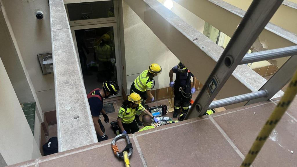 Imagen del rescate de un hombre en un patio de luz de la calle de Atocha.