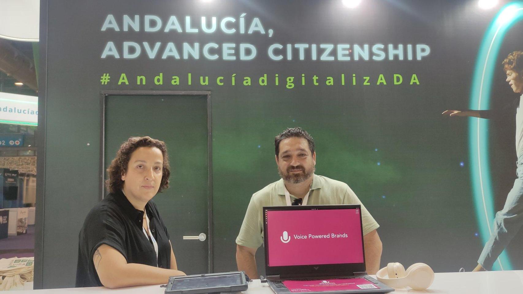 Los cofundadores de Voice Powered Brands, Idoia Cantolla y Ángel López.