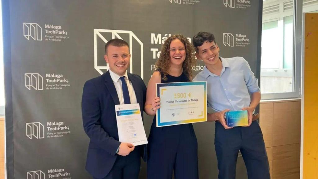 Los fundadores de POD, Daniel Cobos (i), Alba Correal (c) y Mathías Leandro Fernández (d), tras recibir el premio Spin Off de la Universidad de Málaga.