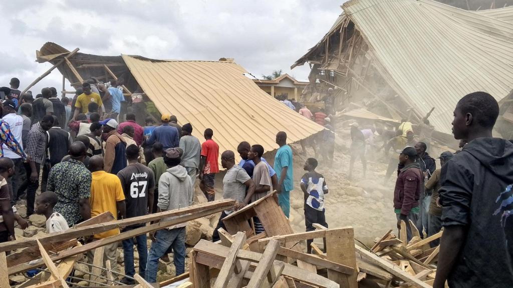 Una multitud trata de buscar supervivientes entre los escombros de una escuela que se derrumbó en Jos, en el centro de Nigeria.