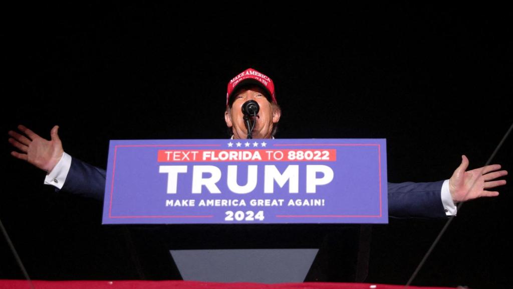 El candidato republicano a la Casa Blanca y expresidente de EEUU, Donald Trump, en un acto de campaña esta semana en su complejo de golf  en Doral (Florida).