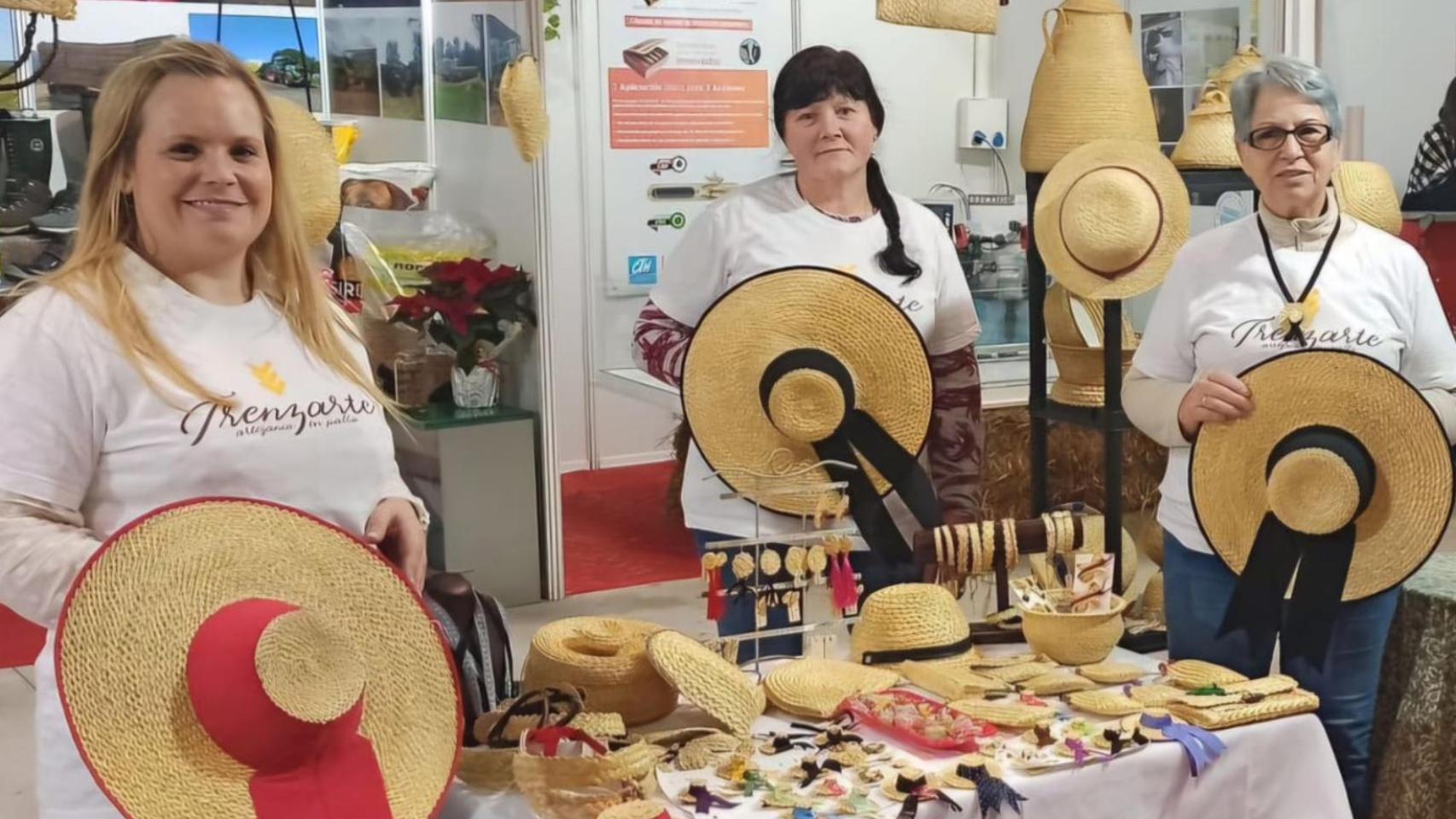 Sandra Alvite junto a otras artesanas de Trenzarte