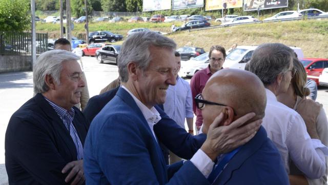 El presidente del PPdeG, Alfonso Rueda, y el senador José Manuel Baltar se saludan a la entrada del Congreso provincial del PP de Ourense.