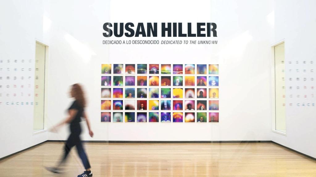 Entrada a la exposición de Susan Hiller en el Museo Helga de Alvear con la pieza 'After Duchamp', 2016-2017. © Museo Helga de Alvear. Foto: Tania Castro