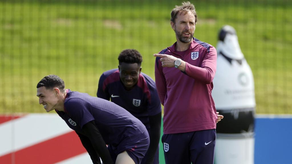 Gareth Southgate realiza indicaciones durante un partido de la selección inglesa.