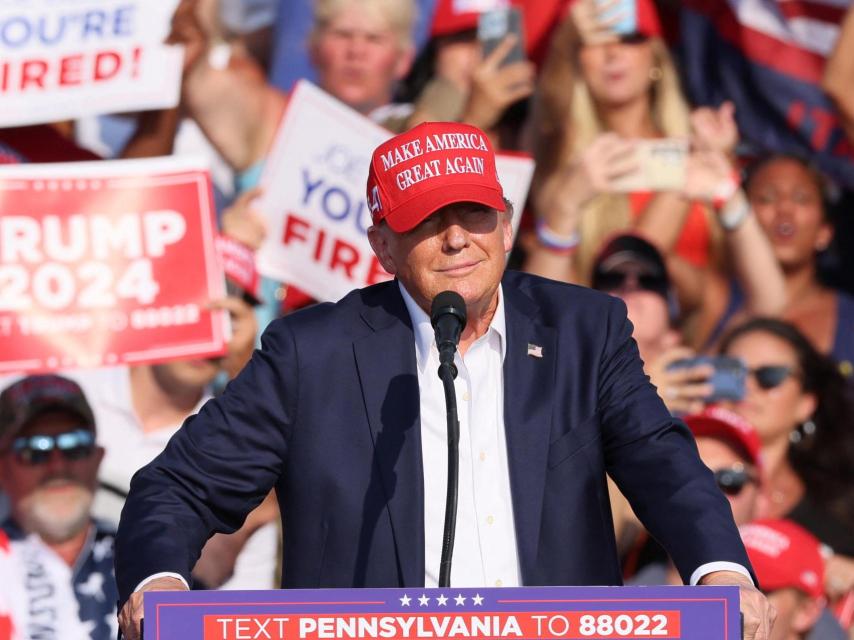 Donald Trump, al inicio de su mitin en Butler, Pensilvania.