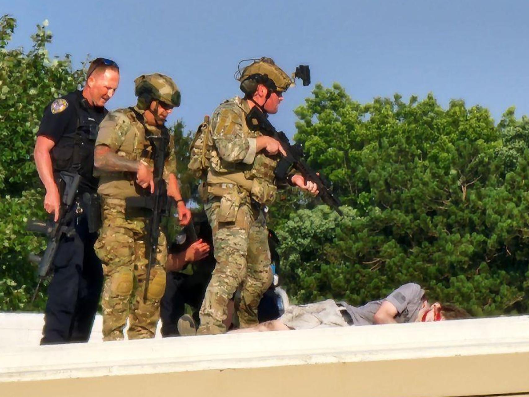 Fuerzas de seguridad llegan hasta el cadáver del tirador.