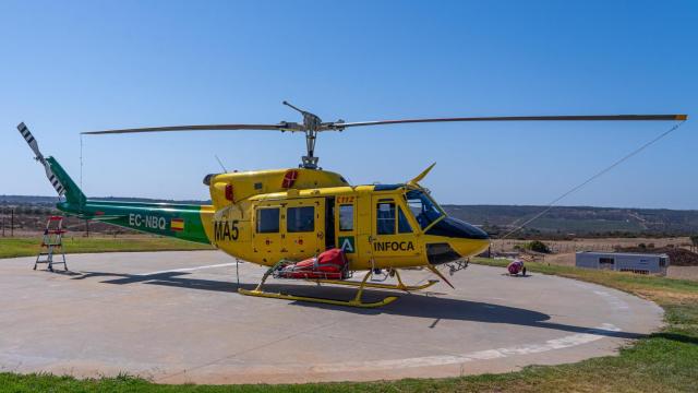 Helicóptero contra incendios modelo Bell 212HP Twin Two-Twelvetra en las pistas de CEDEFO. Imagen de archivo.