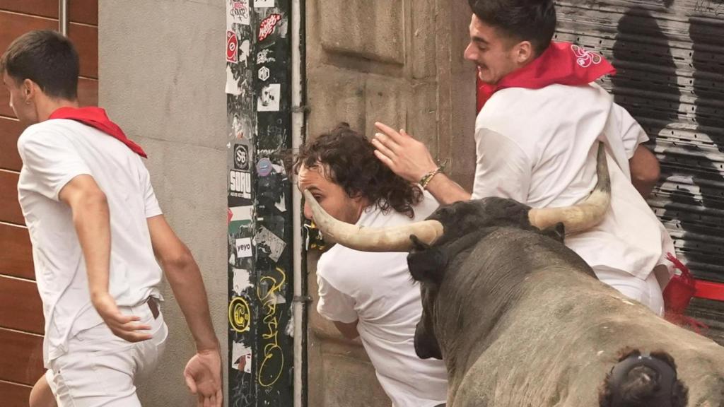 Momento previo en el que un toro arrolla a dos corredores.