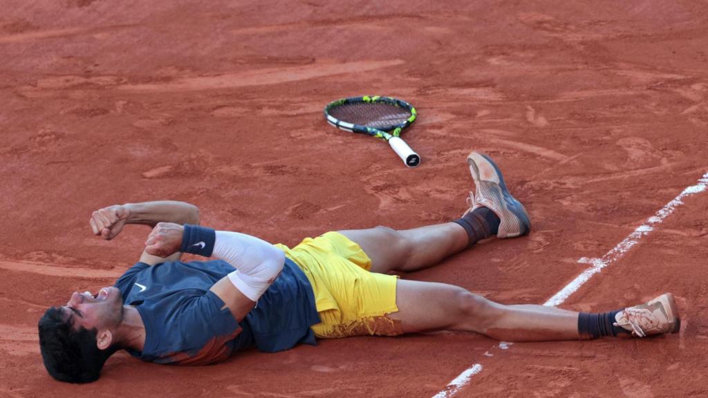 Carlos Alcaraz, celebrando sobre la tierra de Roland Garros