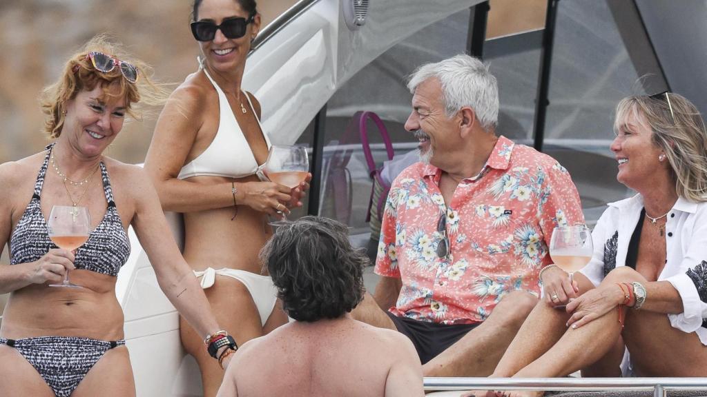 Carlos Sobera, de lo más cómplice con su mujer en Ibiza