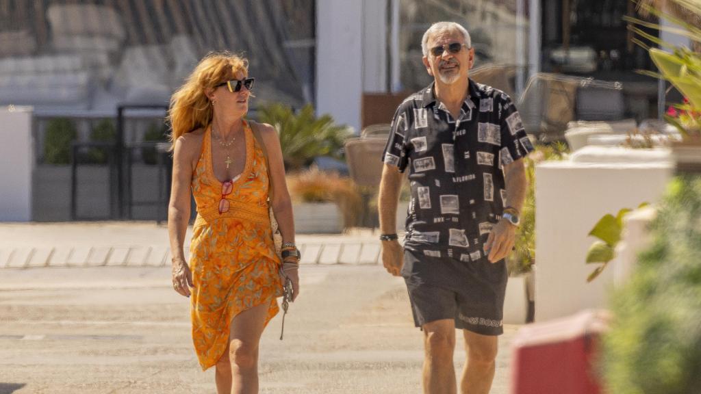 Carlos Sobera y su mujer dando un paseo por la isla de Ibiza.