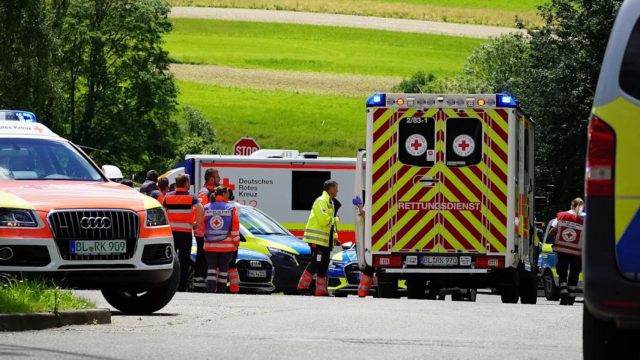 Ambulancias acuden al lugar donde se produjo un tiroteo en Lautlingen, Alemania.