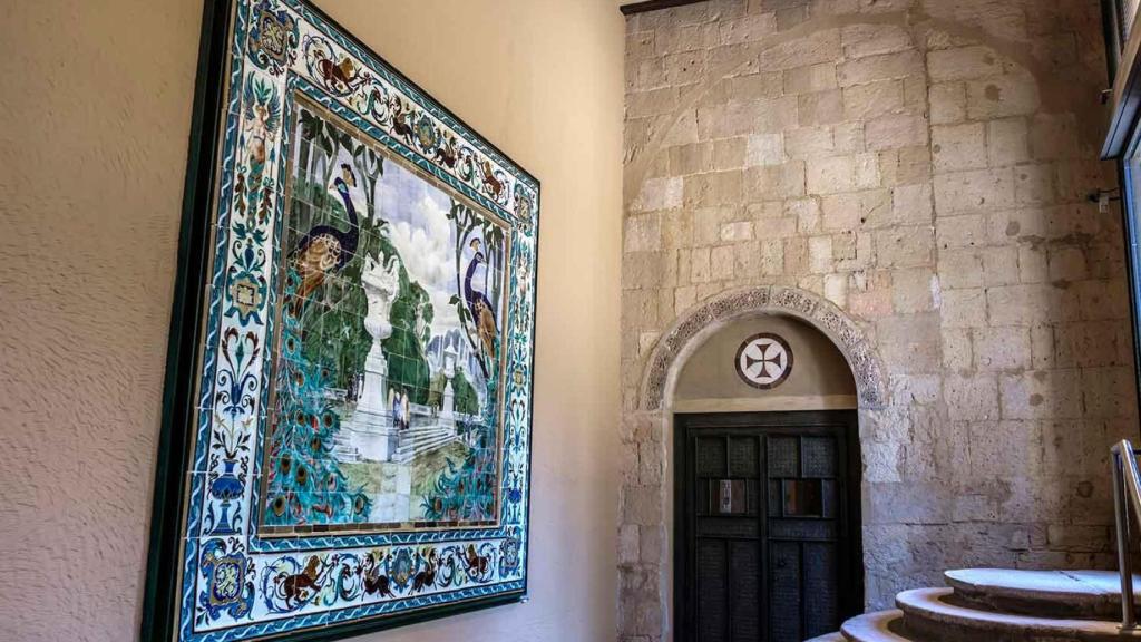 Cuadro de cerámica ubicado en la iglesia de San Juan de los Caballeros