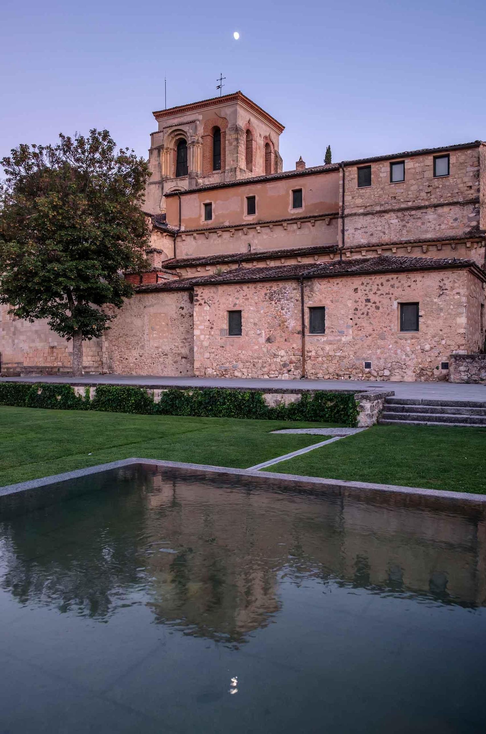 Piscina de la iglesia de San Juan de los Caballeros