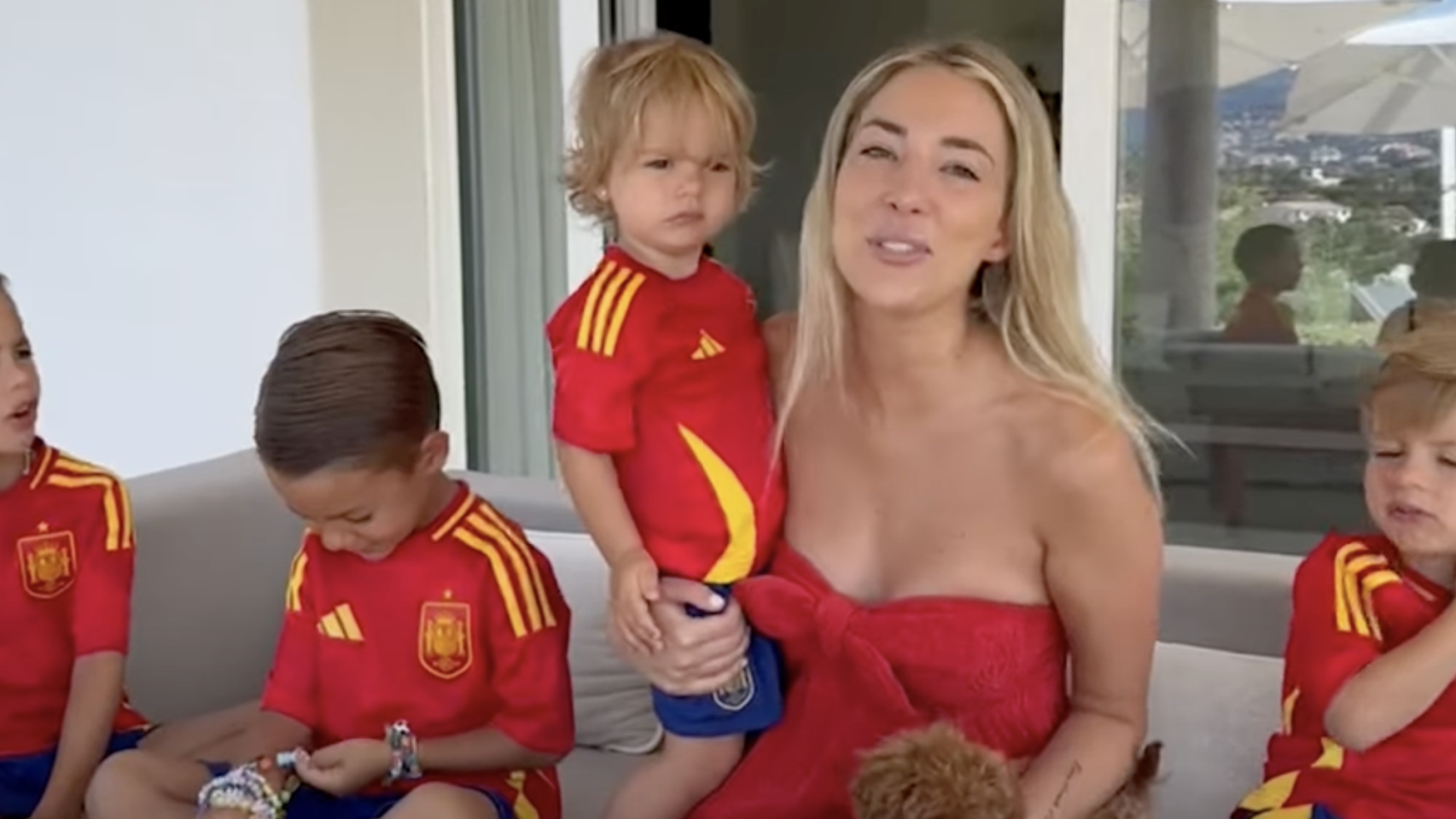 Alice Campello, junto a sus hijos mandando un mensaje de apoyo a Morata y toda la Selección