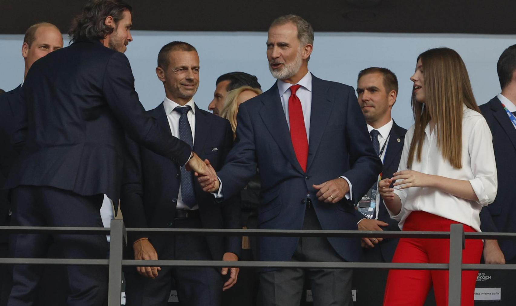 El rey Felipe VI, la infanta Sofía y el jugador Gareth Bale en la final de la Eurocopa
