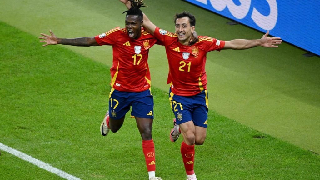 Lamine Yamal y Mikel Oyarzabal celebran el segundo gol de España en la final de la Eurocopa