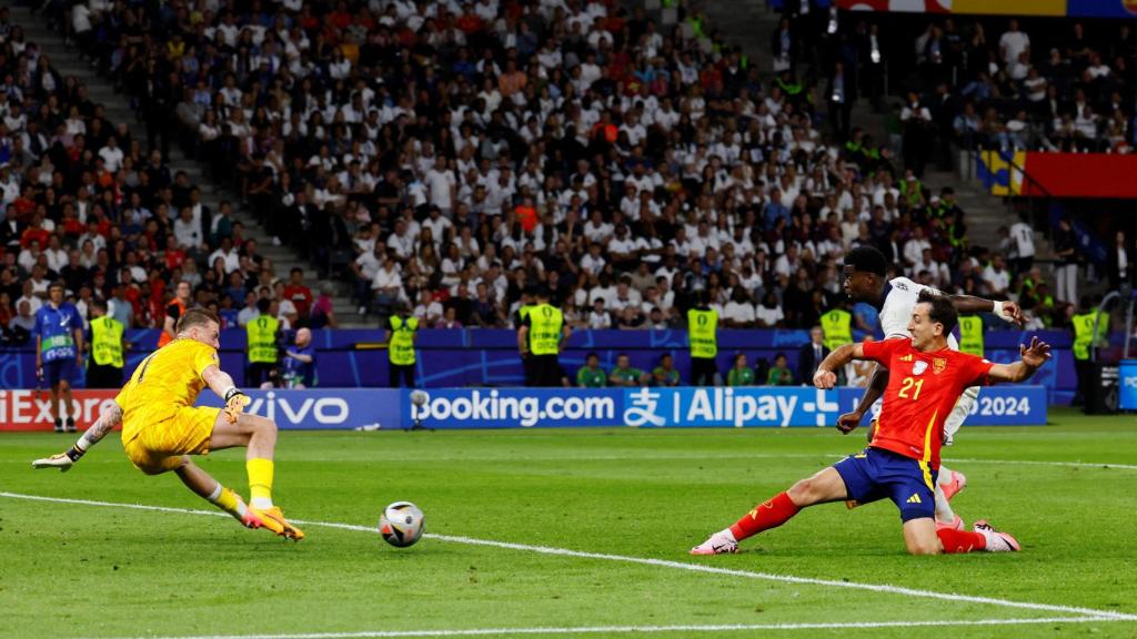 Oyarzabal anota el segundo gol de España en la final de la Eurocopa