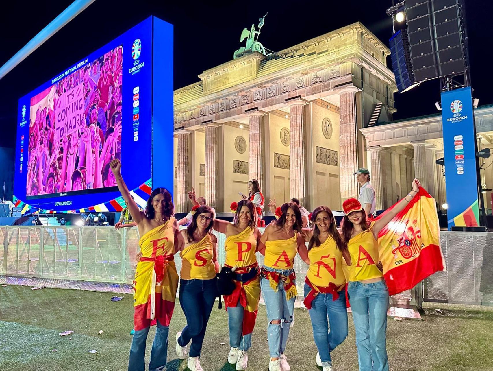 Las hermanas Ayensa frente a la Puerta de Brandeburgo celebrando la victoria.