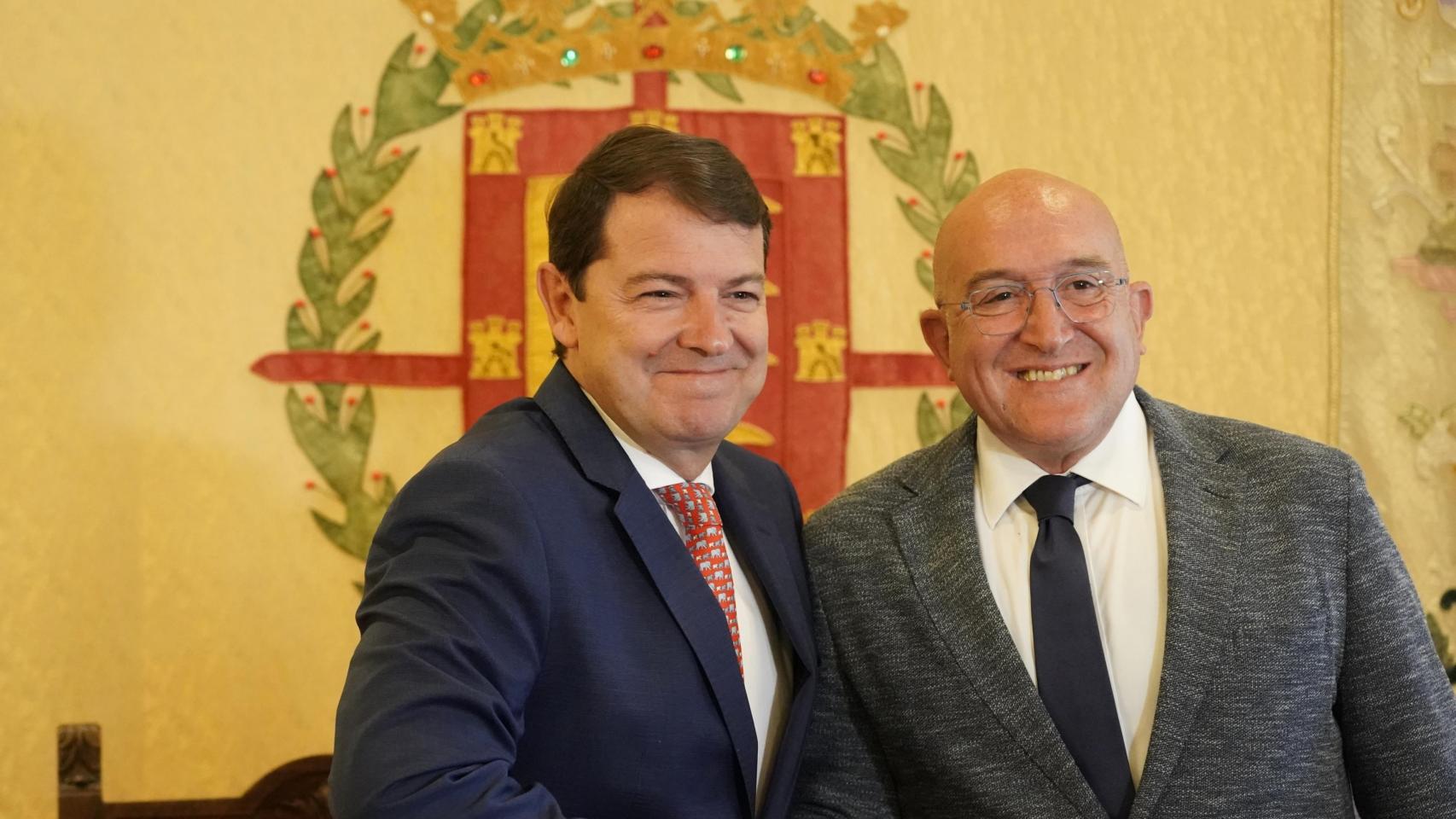 Alfonso Fernández Mañueco, junto al alcalde de Valladolid, Jesús Julio Carnero, quien tiene un pacto con Vox