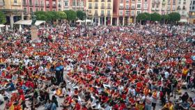 Aficionados de la Selección Español viendo un partido en la Plaza Mayor de Burgos