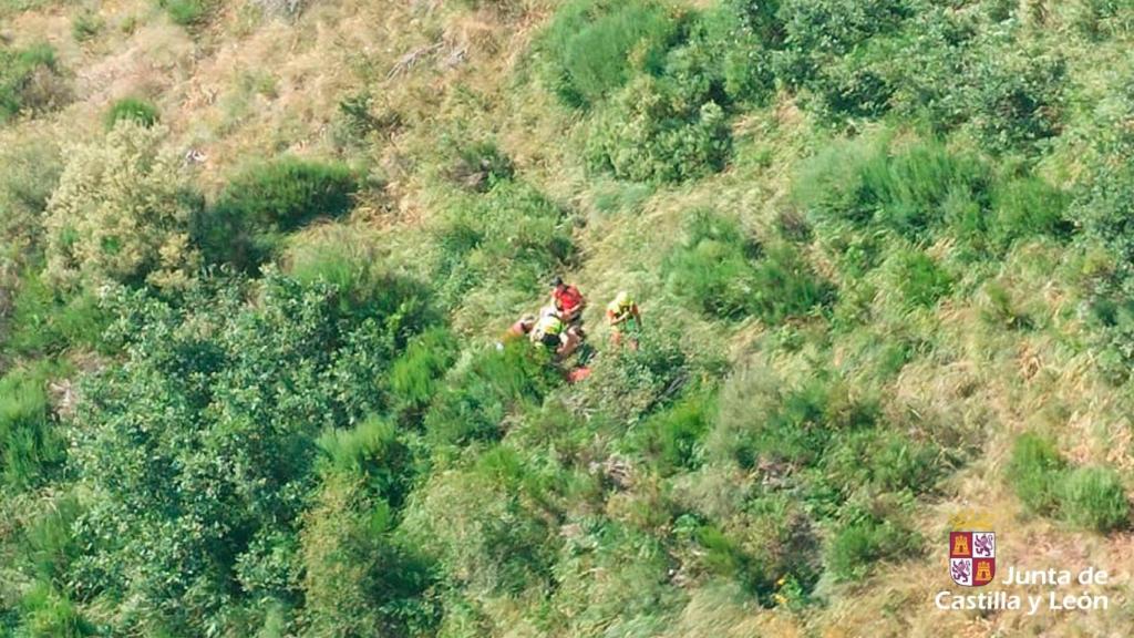 Salvado gracias a que alguien vio cómo caía decenas de metros por la ladera: tercer montañero rescatado  en León