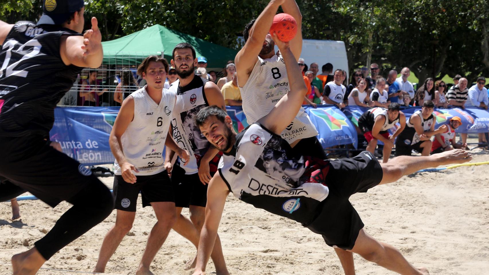 Imagen de un partido de balonmano playa en Valladolid