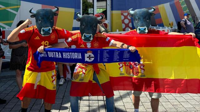 Alberto, Ignacio y Juan Carlos combinando los colores de España con la bufanda del Dépor