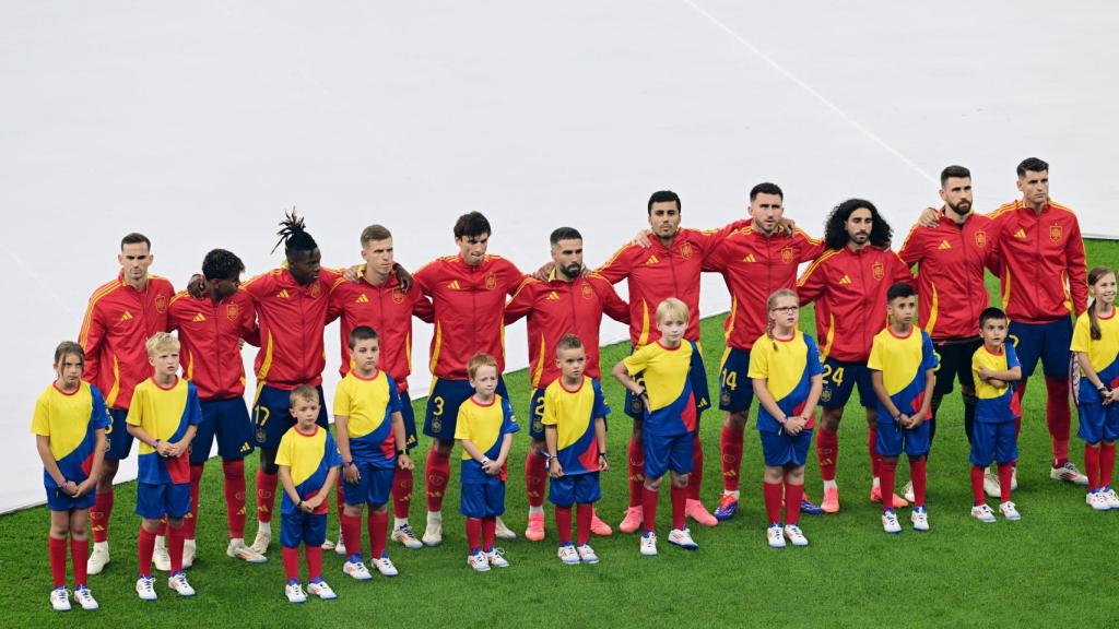 La selección española de fútbol escuchando el himno de España antes de la final de la Euro