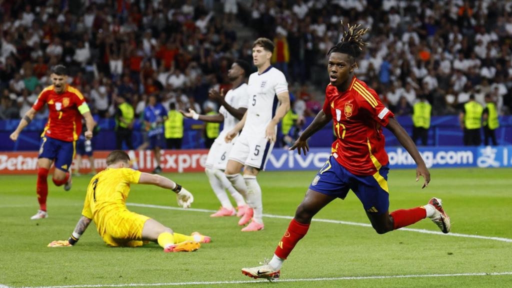 Nico Williams celebra su gol contra Inglaterra.