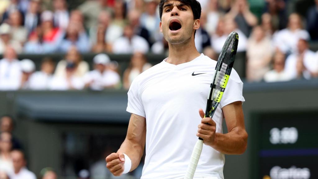 Carlos Alcaraz celebra un punto en la final de Wimbledon ante Djokovic