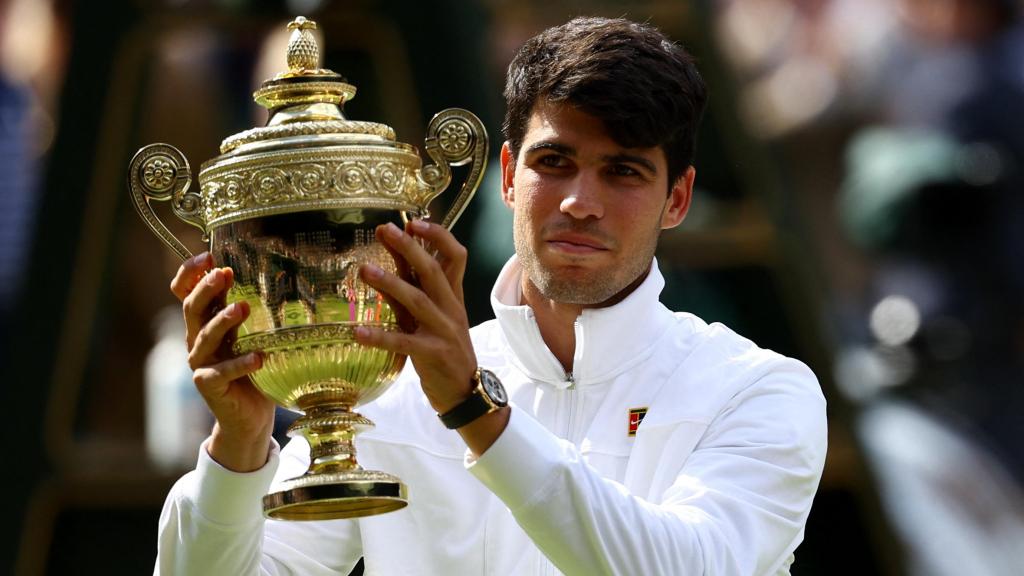 Alcaraz posa con el trofeo de Wimbledon.