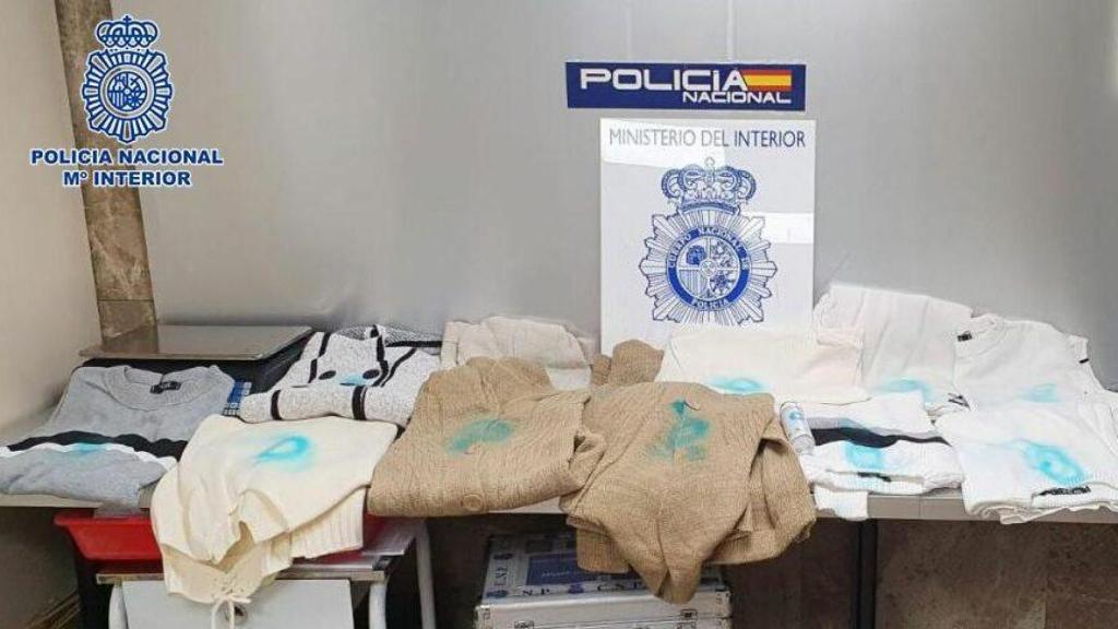Imagen de archivo de varias prendas de ropa incautadas por la Policía Nacional en Barajas.