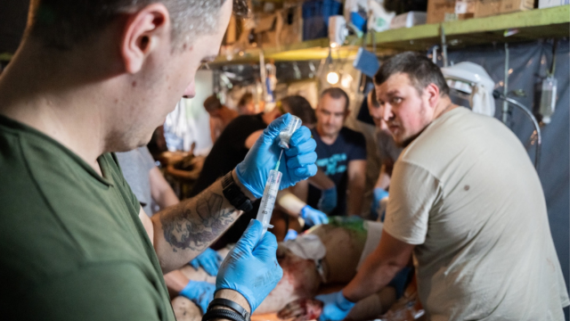 Los cirujanos brindan asistencia médica a un soldado herido, en Óblast de Kharkiv, cerca de Vovchansk.