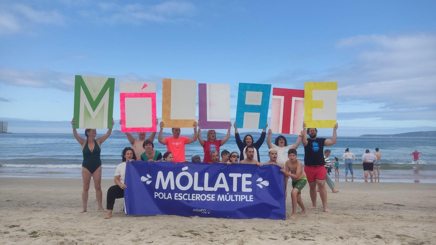 La playa de Samil, en Vigo, acoge la iniciativa 'Móllate pola esclerosis múltiple'.