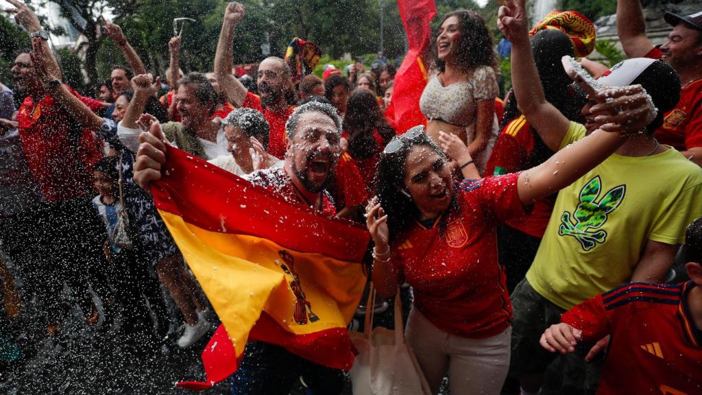 Aficionados españoles celebran en México la Eurocopa.