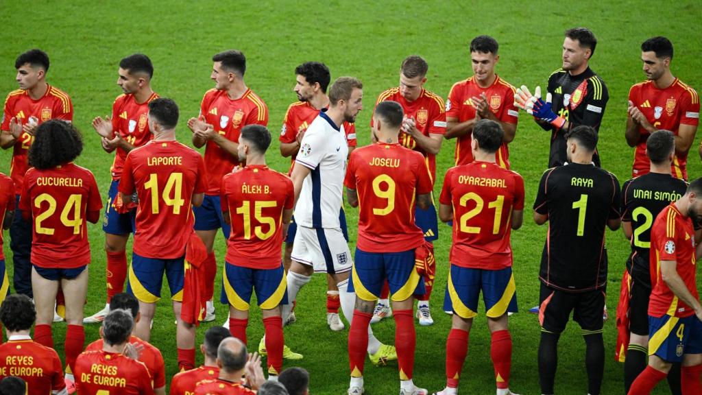 Los futbolistas de España hacen el pasillo a los Ingleses tras la final de la Eurocopa