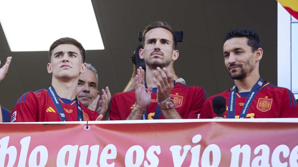 Jesús Navas, Fabián Ruiz y Pablo Gavi tras la conquista de la Nations League en los Palacios y Villafranca, el 21 de junio de 2023.