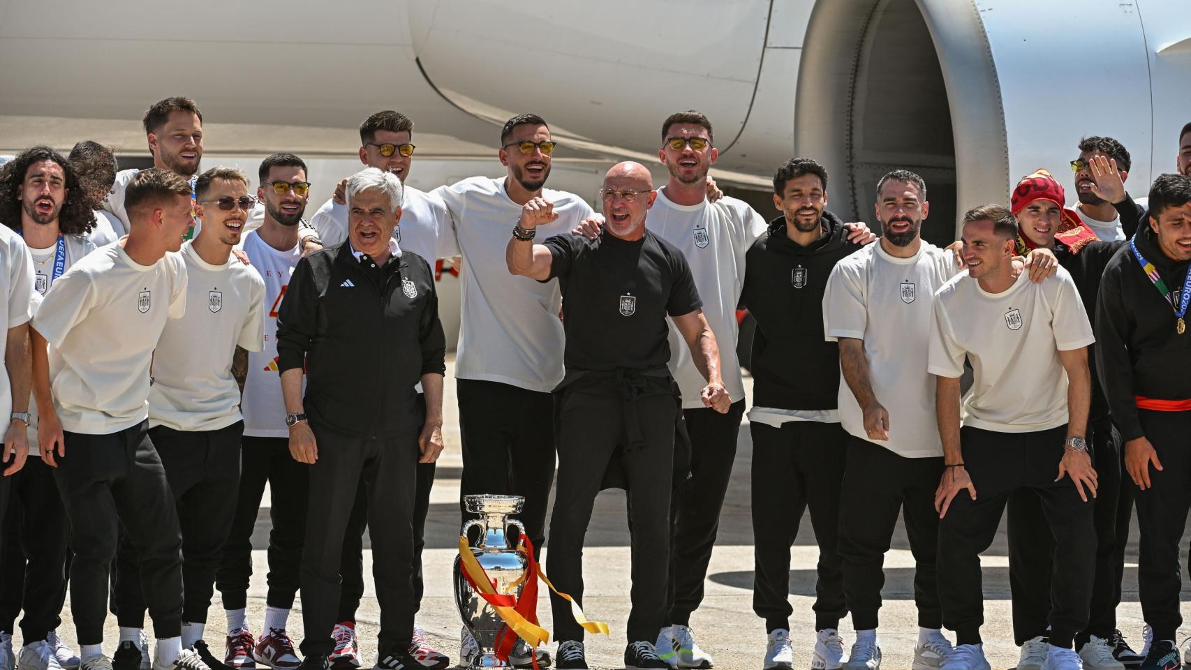 Gran parte de la expedición de la Selección, en su llegada al aeropuerto.