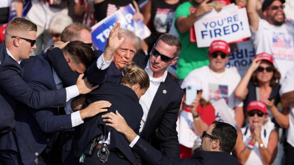 Donald Trump saluda a su público tras ser alcanzado por una bala en Pensilvania.