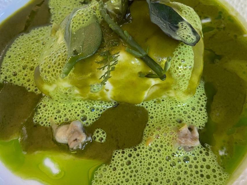 Merluza en salsa verde de algas, berberechos de la ría y hojas picantes de Amós.