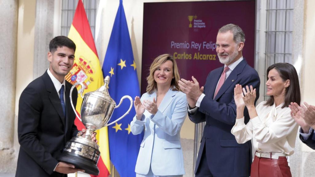 El tenista Carlos Alcaraz, la ministra de Educación, Formación Profesional y Deportes Pilar Alegría y los Reyes, Felipe VI y Letizia.