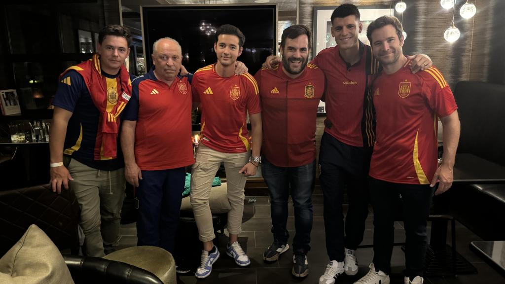 Borja Espegel junto a Álvaro Morata y otras personalidades del fútbol.