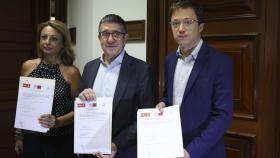 Los portavoces de Coalición Canaria, Cristina Valido; PSOE, Patxi López; y Sumar, Íñigo Errejón, este lunes en el Congreso, con la reforma de la Ley de Extranjería que registraron.