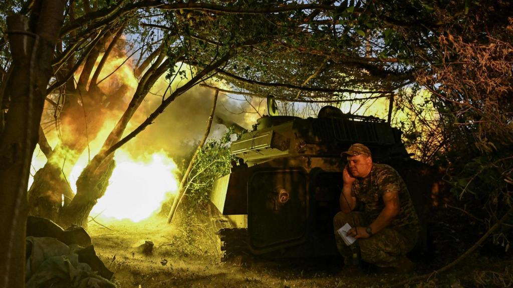 Un artillero de la 24ª Brigada Mecanizada de las Fuerzas Armadas de Ucrania dispara un obús autopropulsado 2S1 Gvozdika hacia las tropas rusas cerca de la ciudad de Chasiv Yar en la región de Donetsk (Ucrania).