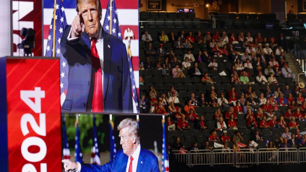 Pantallas mostrando al candidato presidencial republicano y expresidente de EEUU, Donald Trump, este lunes en el primer día de la Convención Nacional Republicana en Milwaukee.