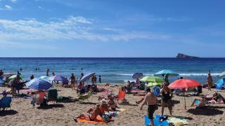 Una vista de la playa de Benidorm y su isla, uno de los destinos favoritos de los ingleses.