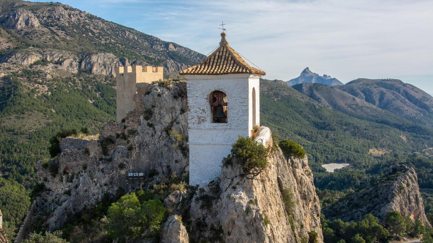 Desde el balcón de la casa rural se puede ver el castillo de Guadalest.