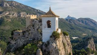 La casa rural de un pueblo de Alicante que triunfa entre los viajeros y es ideal para una escapada en pareja